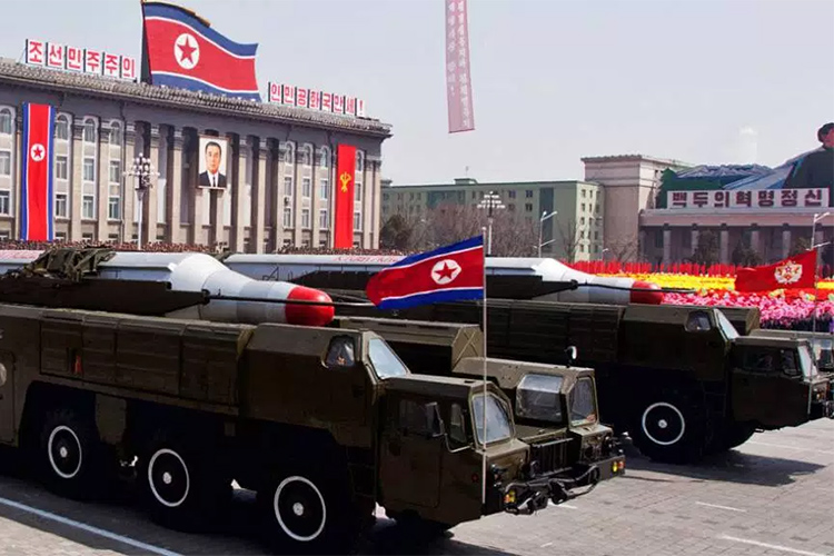 Coreia do Norte exibe míssil Musudan durante desfile militar