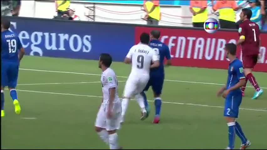 Suárez morde Chiellini durante jogo entre Uruguai e Itália