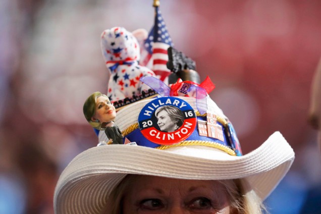 Apoiadora de Hillary Clinton com chapéu, durante a Convenção Nacional Democrata, realizada em Filadélfia (EUA) - 25/07/2016