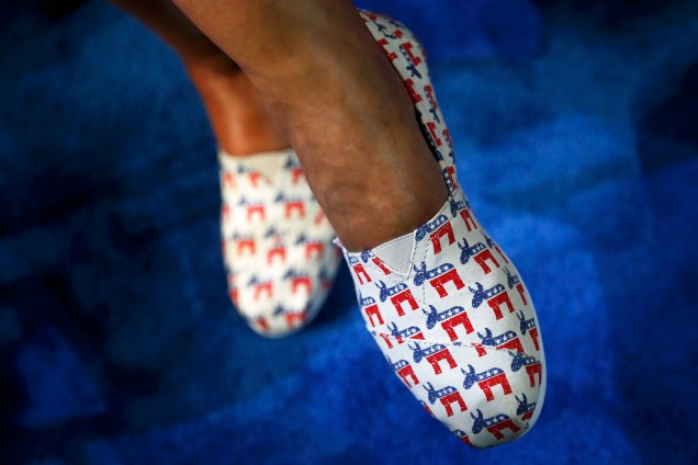 Delegada usa sapatos com o símbolo do Partido Democrata americano, durante convenção na Filadélfia (EUA) - 25/07/2016