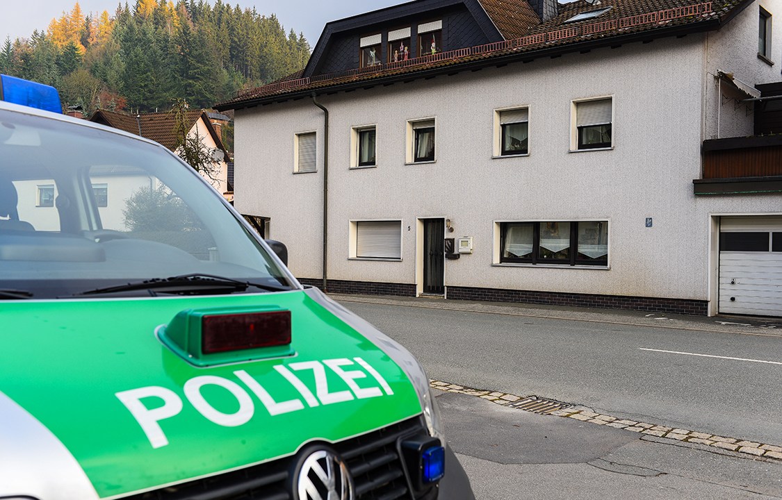 Carro de polícia em frente a uma casa, em Wallenfels, no sul da Alemanha - 13/11/2015