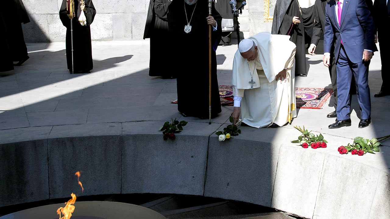 Papa Francisco homenageia as pessoas mortas pelo Império Otomano durante a Primeira Guerra Mundial, na Armênia