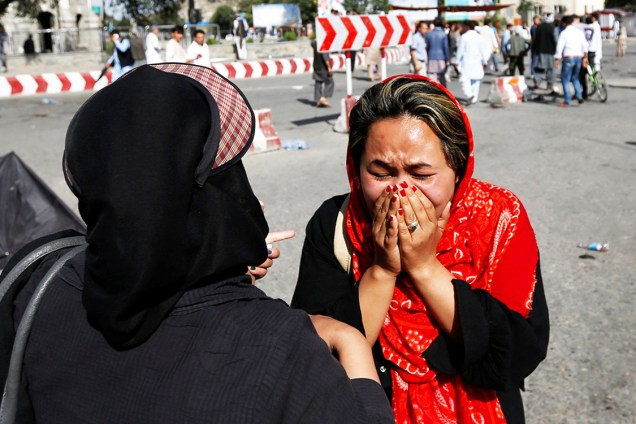 Mulher afegã chora, após homens-bomba se explodirem em Cabul, no Afeganistão, matando mais de 80 pessoas. O grupo Estado Islâmico reivindicou a autoria do atque - 23/07/2016