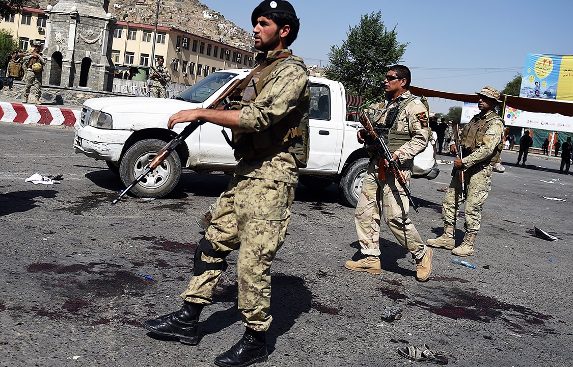 Forças afegãs fazem patrulha, próximos ao local onde homens-bomba se explodiram em Cabul, no Afeganistão, matando mais de 80 pessoas e ferindo 200 - 23/07/2016