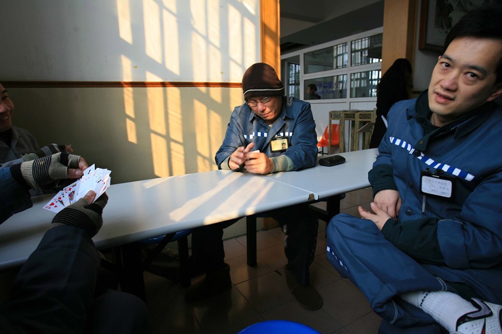 Detentos jogam cartas na prisão de Shanghai Qingpu, na China - 10/12/2006