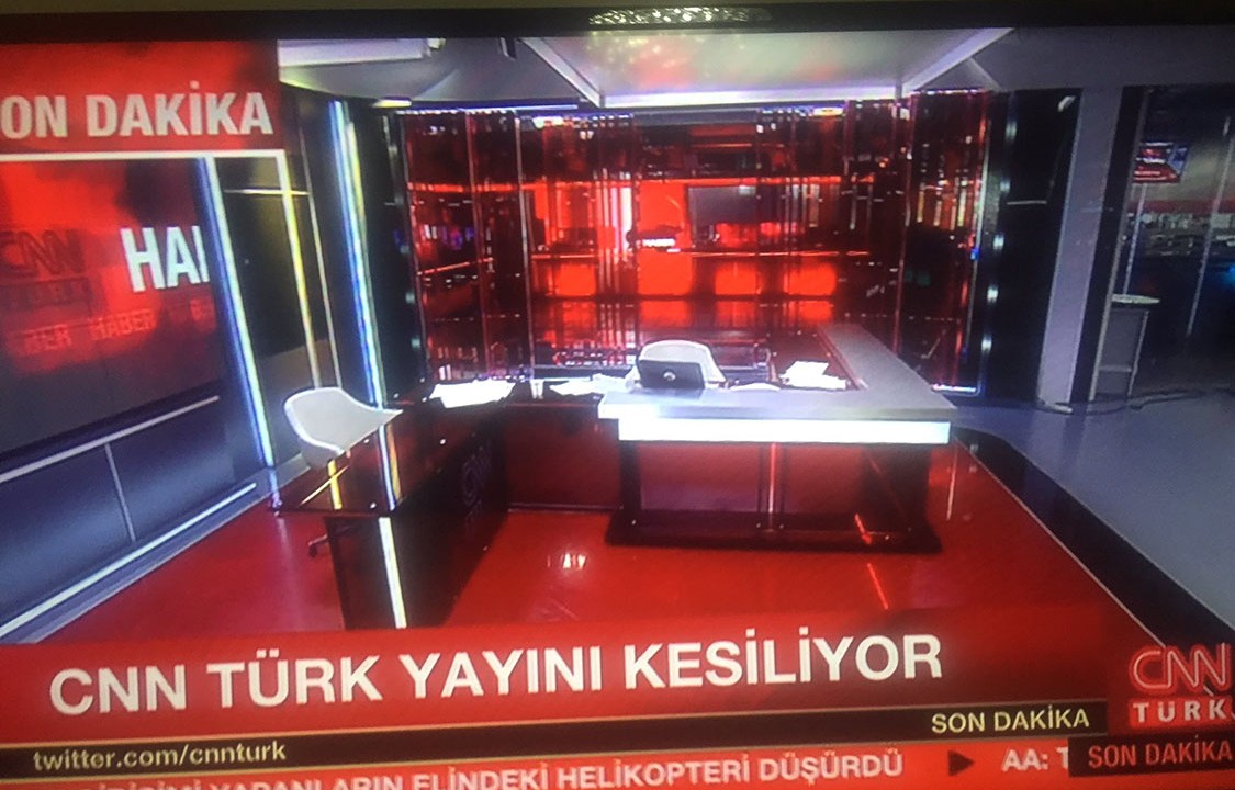 Estúdio da CNN vazio após militares invadirem a sede na empresa na Turquia