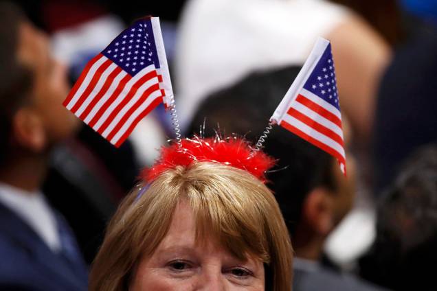 Delegada com bandeiras dos Estados Unidos em sua cabeça, durante o segundo dia da Convenção Nacional do Partido Republicano americano, em Cleveland (EUA) - 19/07/2016