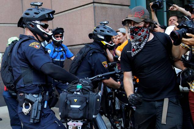 Policiais entram em confronto com manifestantes contrários à Donald Trump, próximo ao local onde ocorre a Convenção Nacional do Partido Republicano americano, em Cleveland (EUA) - 19/07/2016