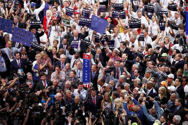 Delegados comemoram após ser oficializada a nomeação de Donald Trump, como candidato à presidência dos Estados Unidos, durante o segundo dia da Convenção Nacional do Partido Republicano americano, realizada em Cleveland (EUA) - 19/07/2016