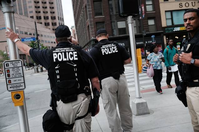 Policiais fazem a segurança no centro de Cleveland, Ohio. Estima-se que 50 mil pessoas incluindo manifestantes e membros da imprensa se dirijam à cidade durante a Convenção Nacional do Partido Republicano - 16/07/2016