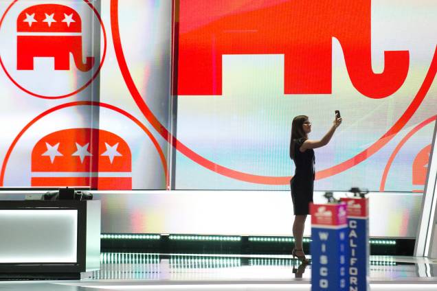 Mulher faz uma selfie no palco que será usado durante Convenção Nacional Republicana na Quicken Loans Arena, em Cleveland, Ohio - 17/07/2016