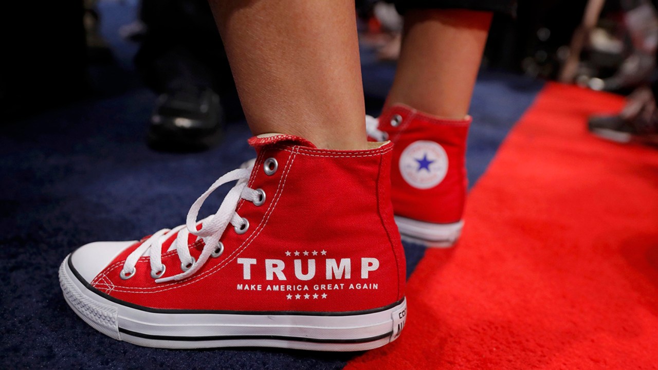 Apoiadora do candidato republicano à presidência dos Estados Unidos, Donald Trump, com tênis mostrando o slogan de sua campanha, antes da convenção nacional do partido, em Cleveland, Ohio (EUA) - 18/07/2016