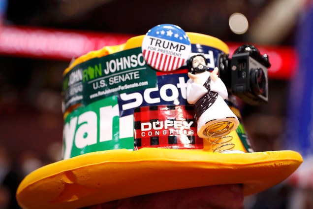 Delegada com adesivos e bótons em chapeu, durante a Convenção nacional do Partido Republicano, em Cleveland, que confirmará a candidatura de Donald Trump à presidência dos Estados Unidos - 18/07/2016