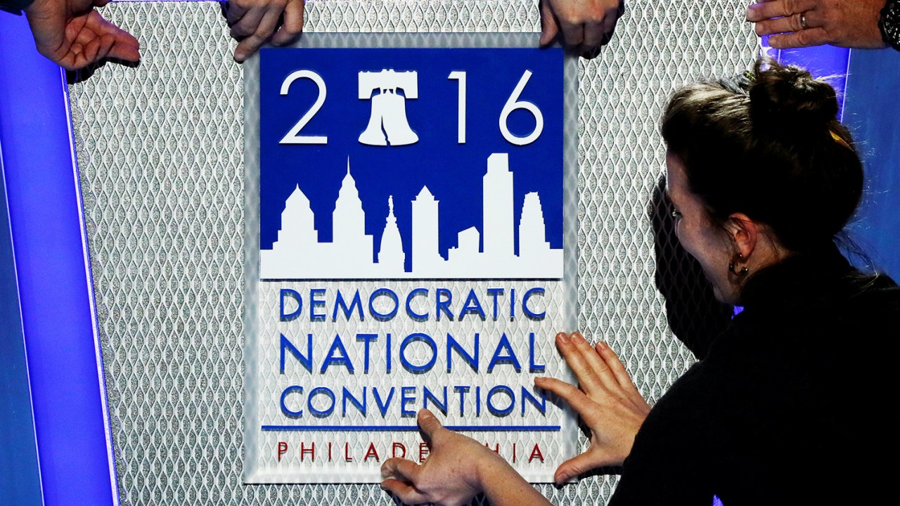 Trabalhadores preparam local onde ocorrerá a Convenção Nacional do Partido Democrata, em Filadélfia (EUA) - 25/07/2016