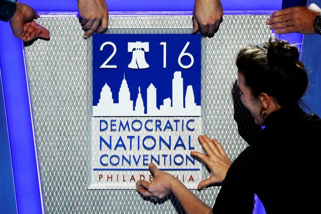 Trabalhadores preparam local onde ocorrerá a Convenção Nacional do Partido Democrata, em Filadélfia (EUA) - 25/07/2016
