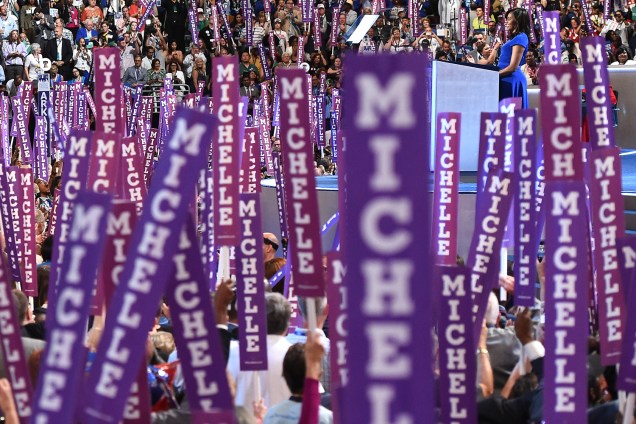 Delegados levantam placas em apoio à primeira-dama dos Estados Unidos, Michelle Obama, durante o primeiro dia da Convenção nacional do Partido Democrata americano, realizada em Filadélfia (EUA) - 25/07/2016