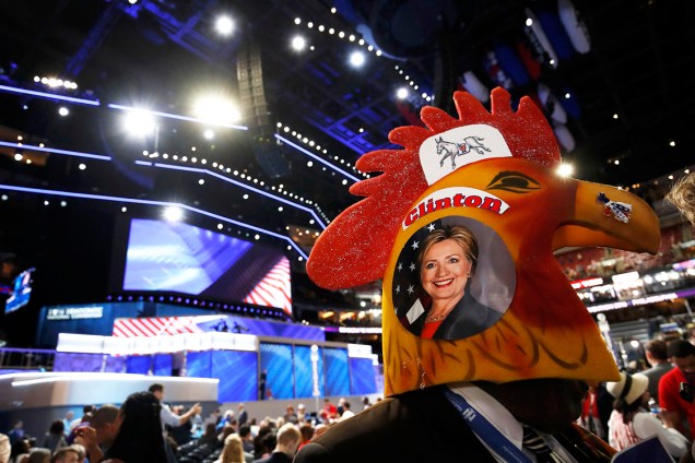 Delegado coloca chapeu em formato de um galo, com uma foto da candidata Hillary Clinton, no segundo dia da Convenção nacional do Partido Democrata americano, na Filadélfia (EUA) - 26/07/2016
