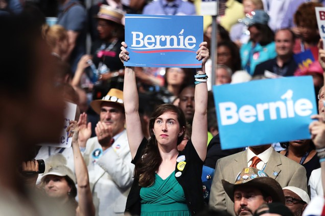 Apoiadora de Bernie Sanders, levanta placa durante o segundo dia da Convenção Nacional do Partido Democrata americano. São esperadas 50 mil pessoas no evento, que definirá o candidato democrata que disputara à presidência dos Estados Unidos- 26/07/2016