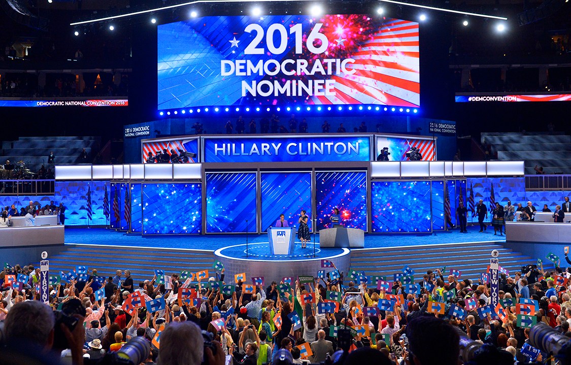 Hillary Clinton é anunciada como a candidata do Partido Democrata à presidência dos Estados Unidos. Ela atingiu os 2.382 delegados necessários para à nomeação, durante o segundo dia da convenção - 26/07/2016
