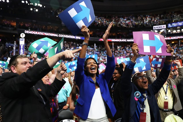 Delegada comemora, após Hillary Clinton ser anunciada como a candidata do Partido Democrata à presidência dos Estados Unidos. Ela atingiu os 2.382 delegados necessários para à nomeação, durante o segundo dia da convenção - 26/07/2016