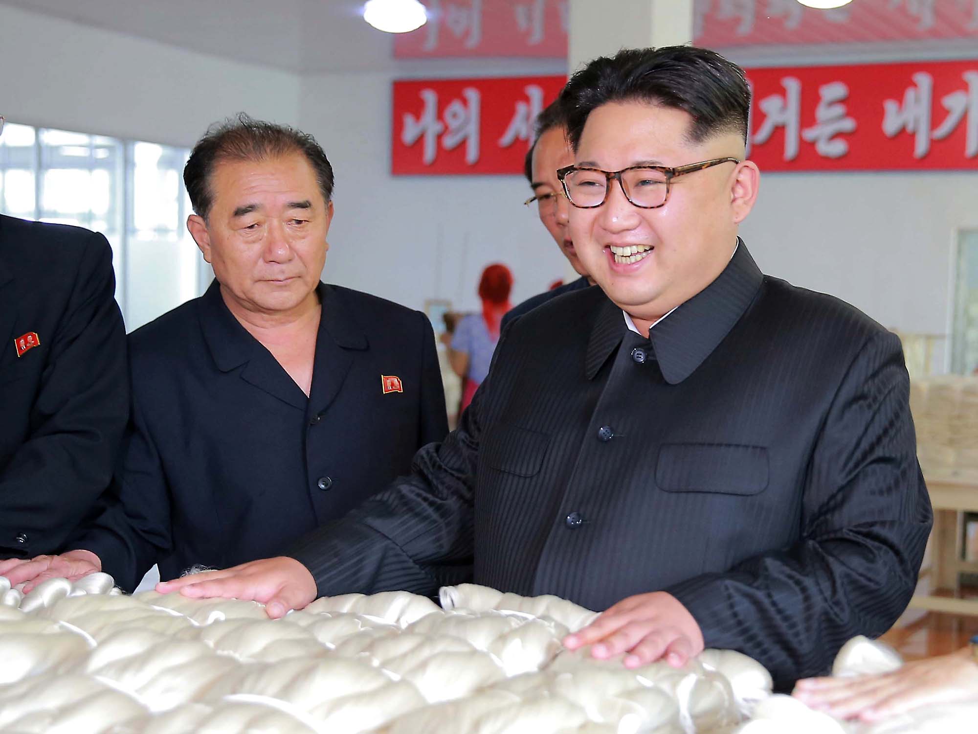 Líder norte-coreano, Kim Jong Un, visita uma fábrica de seda em Pyongyang