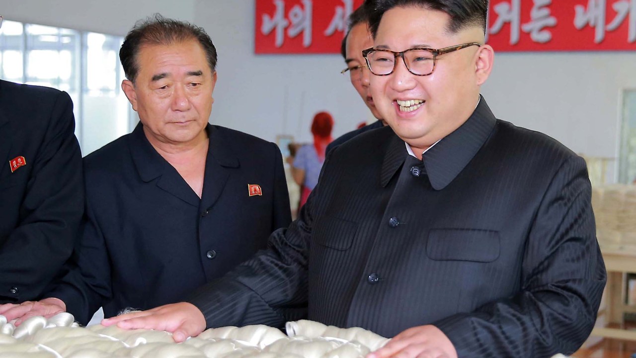 Líder norte-coreano, Kim Jong Un, visita uma fábrica de seda em Pyongyang