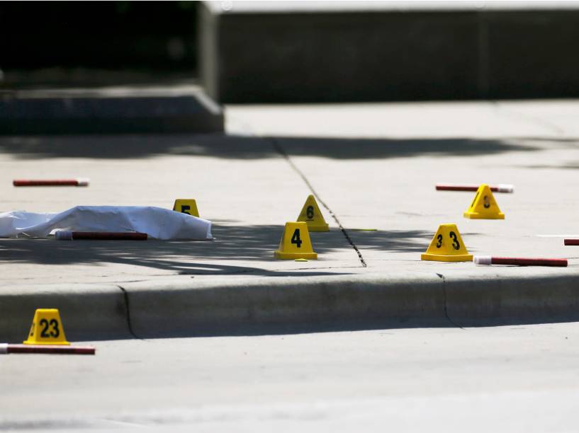 Investigadores do FBI realizam perícia, no local onde cinco policiais foram mortos por atiradores, durante protesto contra a violência racial, em Dallas (EUA) - 08/07/2016