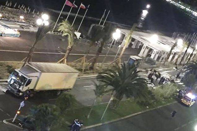 Caminhão é visto com a dianteira destruída, após veículo atingir várias pessoas durante a comemoração do Dia da Bastilha em Nice, França