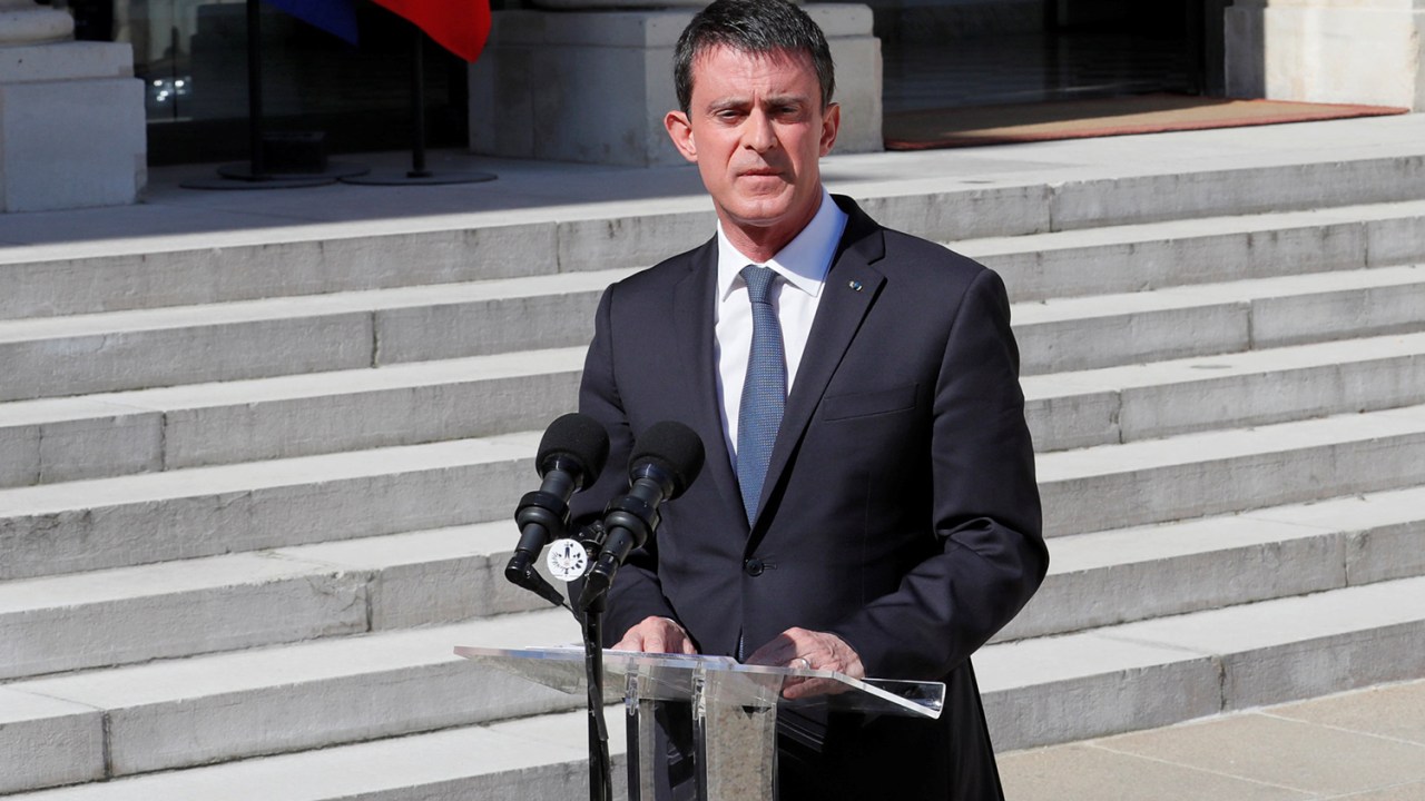 O primeiro-ministro francês, Manuel Valls, discursa no pátio do Palácio Elysee, em Paris - 15/07/2016