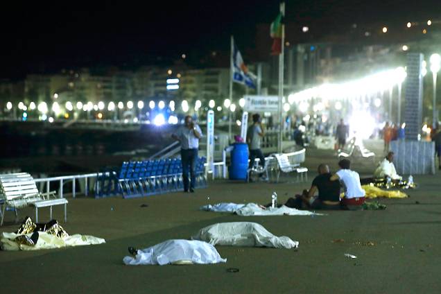 Corpos são vistos no chão após um caminhão avançar sobre uma multidão que comemorava o Dia da Queda da Bastilha, em Nice, França