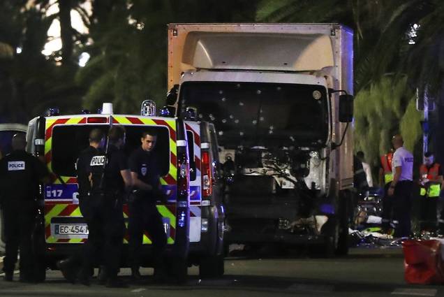 Oficiais de polícia e equipes de resgate trabalham após caminhão atropelar dezenas de pessoas, durante as comemorações do Dia da Queda da Bastilha, em Nice, na França - 14/07/2016