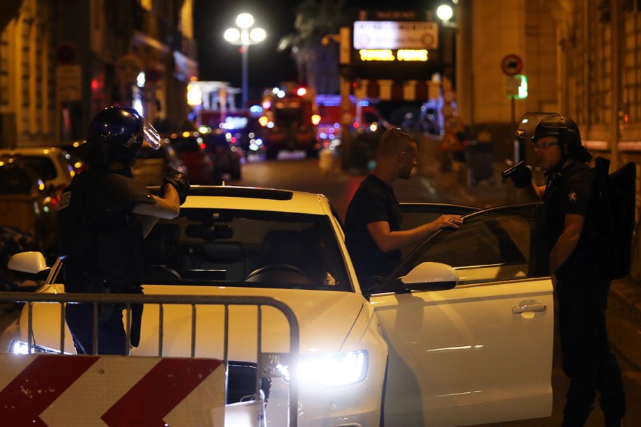 Oficiais de polícia realizam vistoria em carros, logo após caminhão atropelar multidão, em Nice, na França, durante as comemorações do 'Dia da Queda da Bastilha' - 14/07/2016