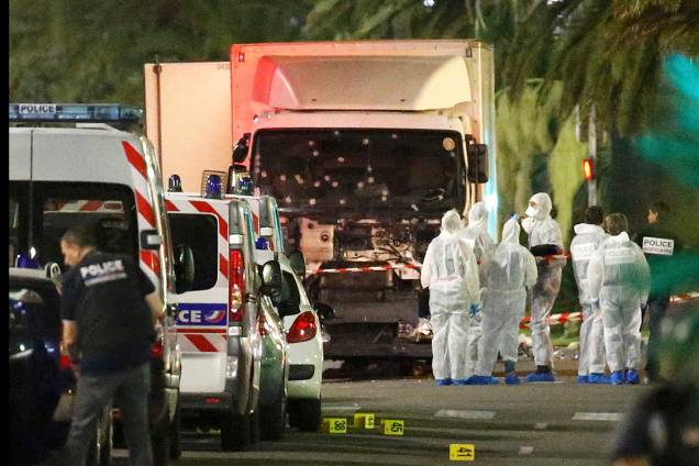 Caminhão atropela multidão, durante as comemorações do feriado nacional de 14 de julho, na cidade de Nice, sul da França, deixando dezenas de mortos - 14/07/2016