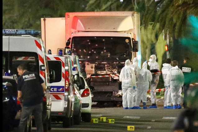 Caminhão atropela multidão, durante as comemorações do feriado nacional do Dia da Bastilha, na cidade de Nice, sul da França. O <span>atentado terrorista matou mais de 80 pessoas - 1</span>4/07/2016