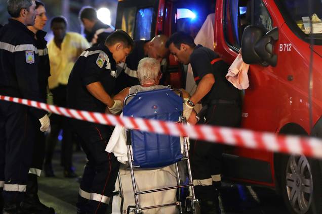 Equipe de resgate auxilia mulher ferida, após caminhão atropelar multidão em Nice, na França, durante as comemorações do 'Dia da Queda da Bastilha - 14/07/2016