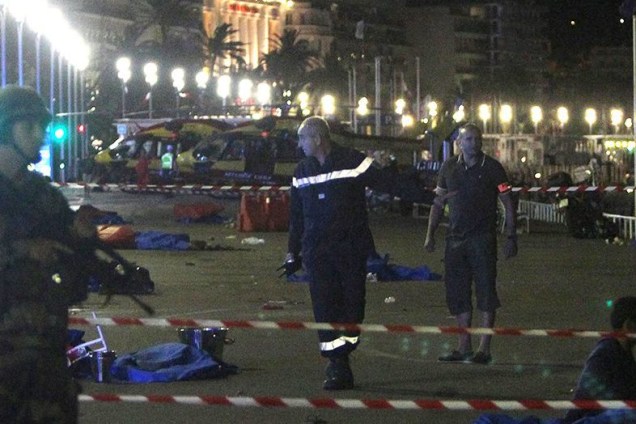 Soldados e bombeiros examinam o local onde dezenas de pessoas morreram, após um caminhão avançar sobre uma multidão que comemorava o Dia da Queda da Bastilha, em Nice, França