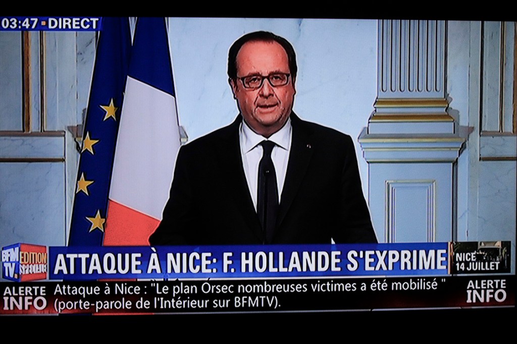 O presidente da França, François Hollande, faz um pronunciamento sobre o ataque em Nice