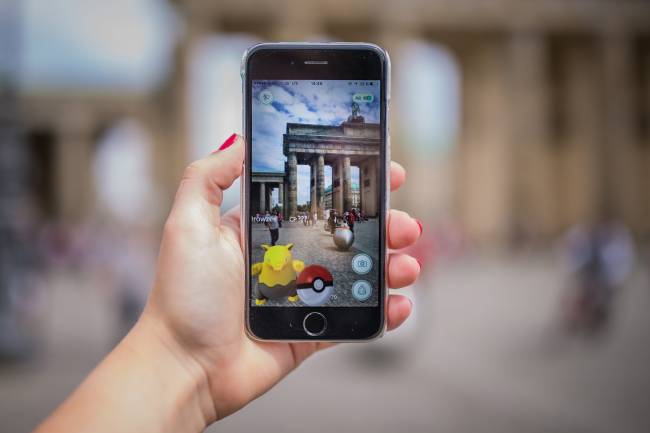 Mulher joga 'Pokémon Go', game de realidade aumentada criado pela Nintendo, em Berlim, na Alemanha - 13/07/2016