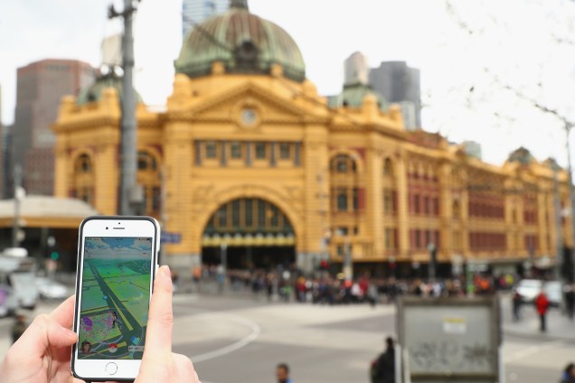 Mulher joga 'Pokémon Go', game de realidade aumentada, desenvolvido pela Nintendo, na cidade de Melbourne, na Austrália - 13/07/2016