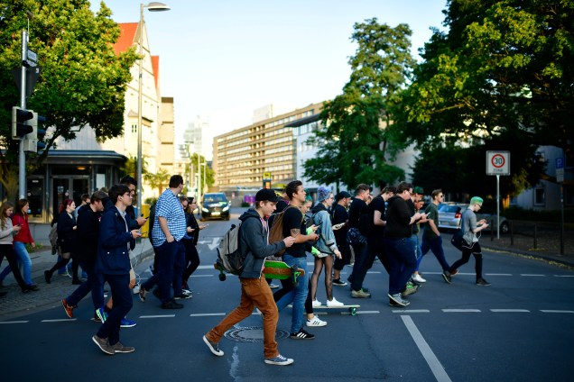 Jovens andam pelo centro de Hanover, na Alemanha, enquanto jogam 'Pokémon Go', game de realidade aumentada desenvolvido pela Nintendo - 15/07/2016