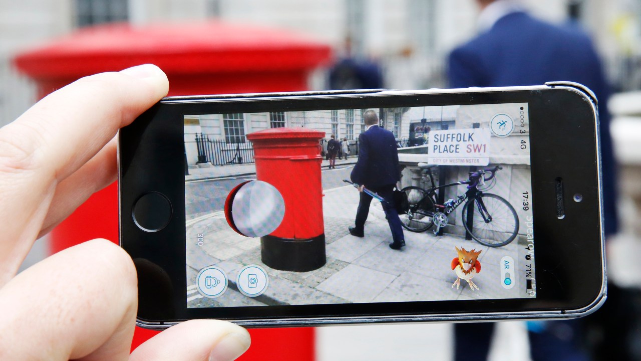 Spearow, personagem do jogo 'Pokémon Go', desenvolvido pela Nintendo, aparece em uma rua de Londres, na Inglaterra - 15/07/2016