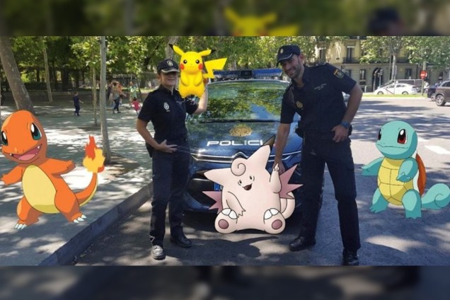 Personagens do jogo de realidade aumentada 'Pokémon Go', posam para foto, junto com policiais na Espanha