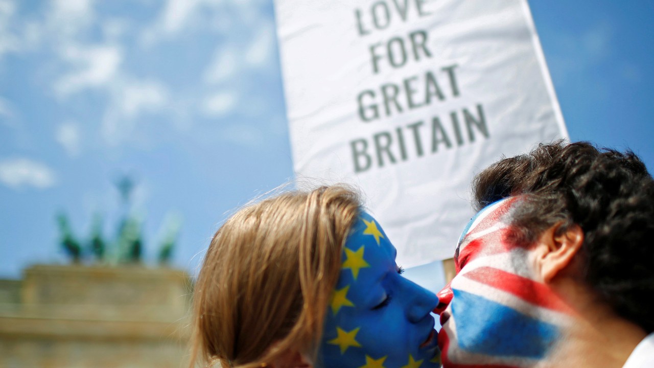 Dois ativistas à favor da permanência do Reino Unido na União Europeia, sem beijam em frente ao Portão de Brandemburgo em Berlim, Alemanha