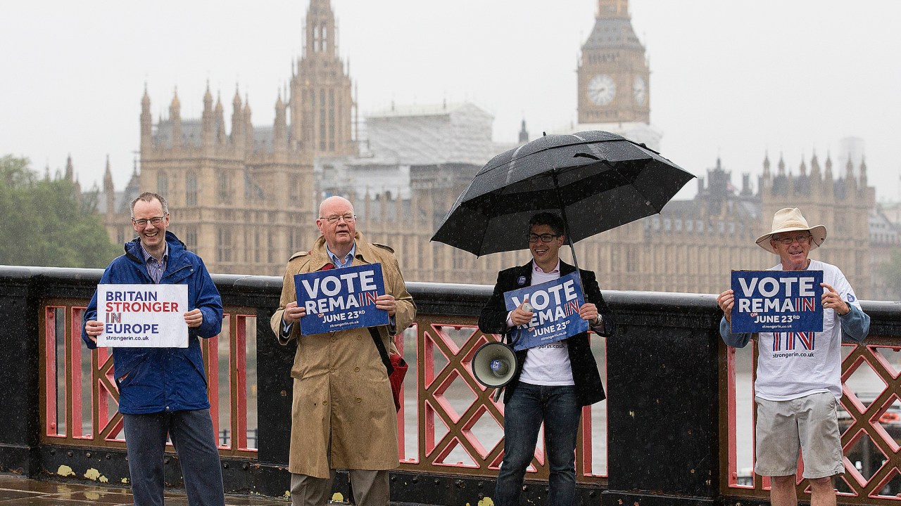 Partidários seguram placas à favor da permanência do Reino Unido na União Europeia, em Londres