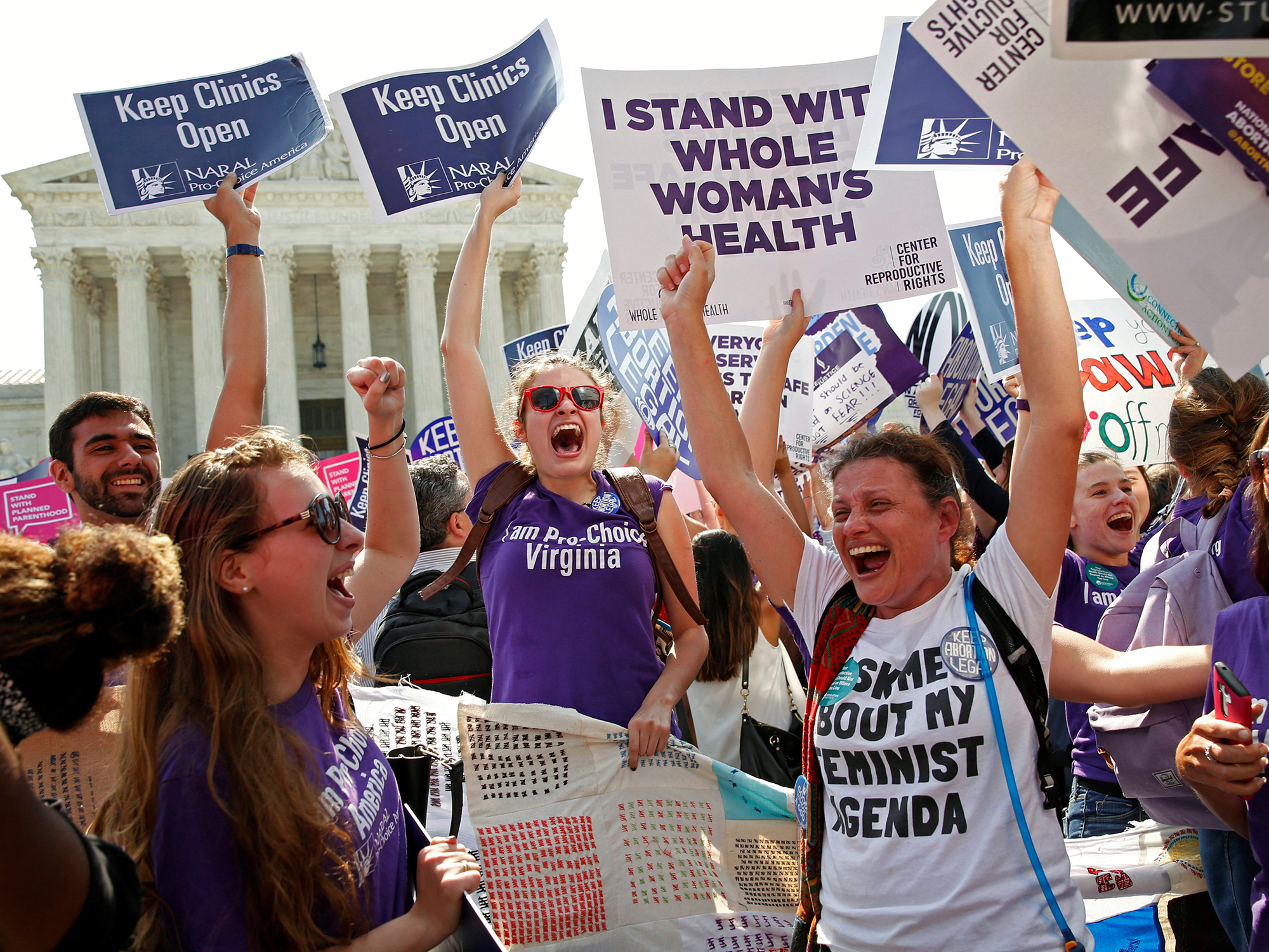 Mulheres comemoram após Suprema Corte dos Estados Unidos derrubar lei do Estado do Texas que impunha regulamentos severos a médicos e clínicas que realizam o procedimento 