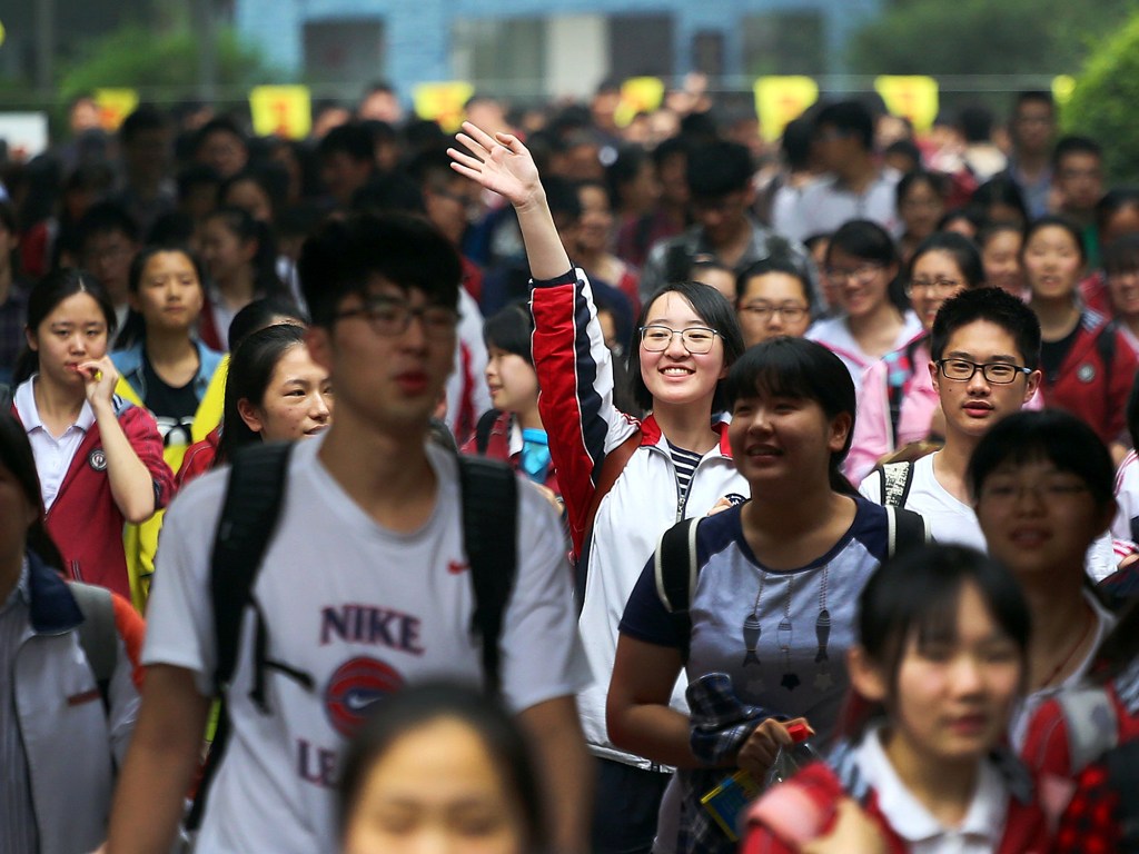 Estudantes deixam o local do exame nacional do ensino médio chinês, em Nanjing