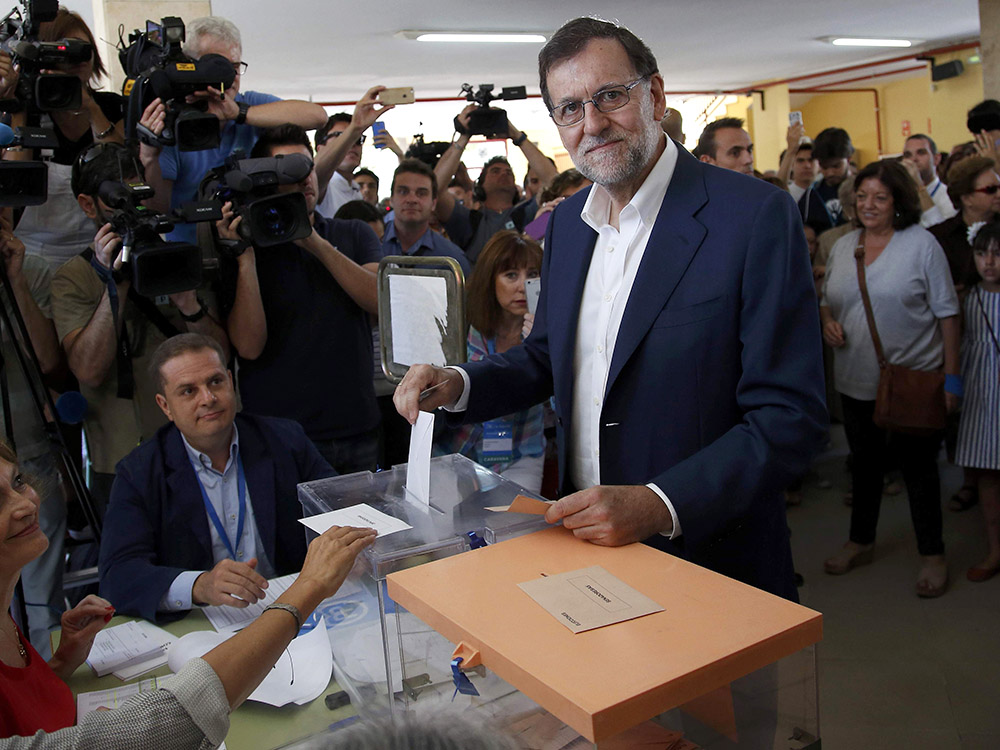 O Primeiro Ministro da Espanha, Mariano Rajoy, deposita seu voto durante as eleições gerais, em Madri