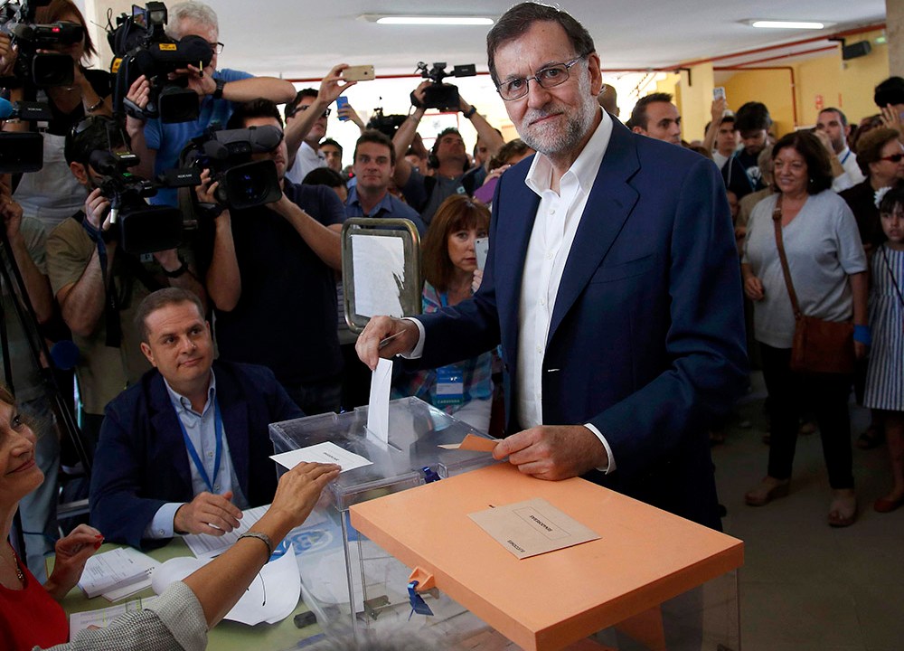 O primeiro-ministro da Espanha, Mariano Rajoy, deposita seu voto durante as eleições gerais, em Madri