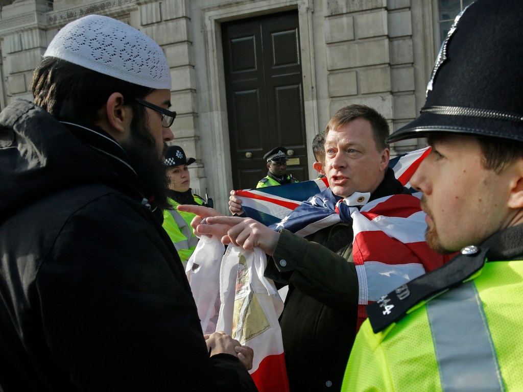 Manifestante nacionalista discute com um homem mulçumano, em Londres