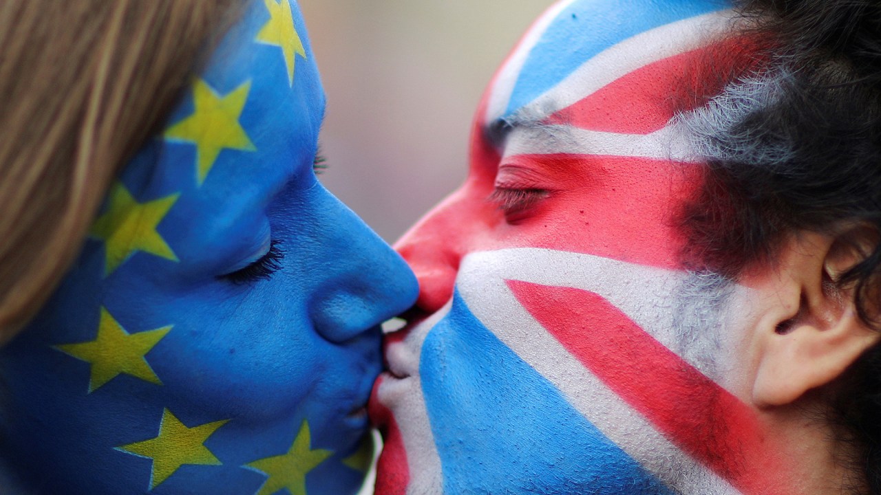 Casal se beija em apoia à permanência do Reino Unido na União Europeia
